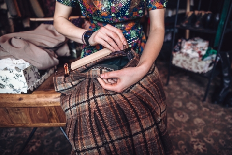 Zna historię zgromadzonych rzeczy i ich właścicieli. Kawiarniany Vintage shop pani Ewy [FOTOREPORTAŻ] - 11