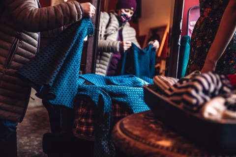 Zna historię zgromadzonych rzeczy i ich właścicieli. Kawiarniany Vintage shop pani Ewy [FOTOREPORTAŻ] - 12