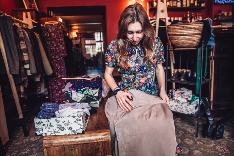 Zna historię zgromadzonych rzeczy i ich właścicieli. Kawiarniany Vintage shop pani Ewy [FOTOREPORTAŻ] - 14