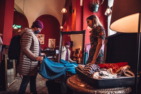 Zna historię zgromadzonych rzeczy i ich właścicieli. Kawiarniany Vintage shop pani Ewy [FOTOREPORTAŻ] - 15