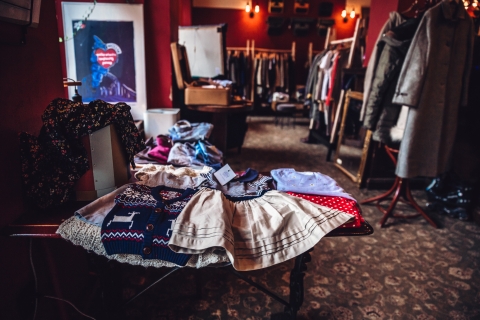 Zna historię zgromadzonych rzeczy i ich właścicieli. Kawiarniany Vintage shop pani Ewy [FOTOREPORTAŻ] - 7