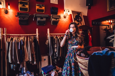 Zna historię zgromadzonych rzeczy i ich właścicieli. Kawiarniany Vintage shop pani Ewy [FOTOREPORTAŻ] - 8
