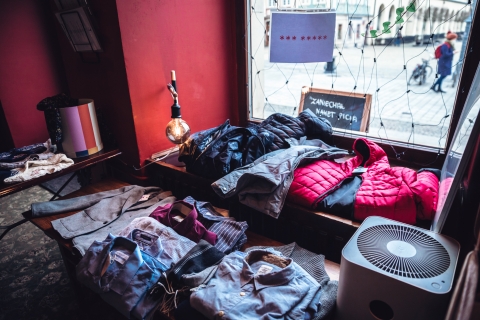 Zna historię zgromadzonych rzeczy i ich właścicieli. Kawiarniany Vintage shop pani Ewy [FOTOREPORTAŻ] - 9