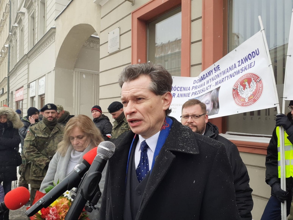 Manifestowali przed Dolnośląską Izbą Lekarską w obronie lekarki, która nie wierzy w pandemię - fot. Elżbieta Osowicz