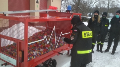 Miniaturowy wóz strażacki na ratunek dzieciom