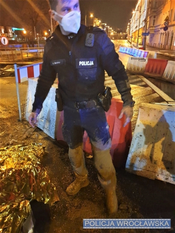 Wrocław: Policjanci uratowali życie wyciągając człowieka z błotnego grzęzawiska - Fot. Policja