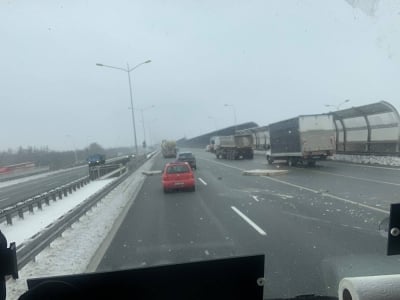 Raport drogowy: Na obwodnicy Wrocławia z ciężarówki spadły płyty betonowe