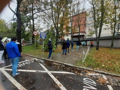 Długie kolejki na testy na koronawirusa