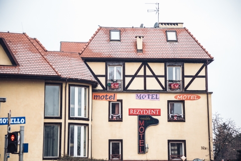 Psy nad drzwiami i głowa ze ściany. Na ul. Kochanowskiego się uśmiechniesz [FOTOSPACER] - 7