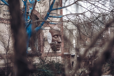 Psy nad drzwiami i głowa ze ściany. Na ul. Kochanowskiego się uśmiechniesz [FOTOSPACER]