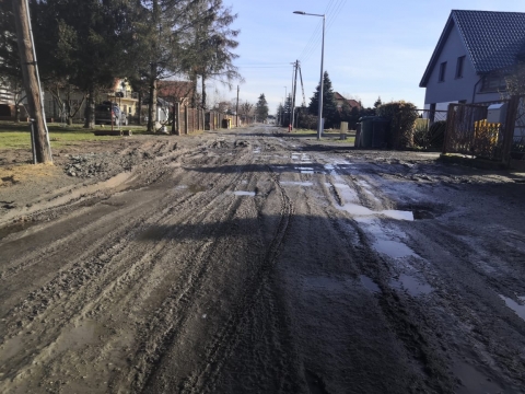 Wrocław: Mieszkańcy ulicy Gałowskiej toną w błocie - 4