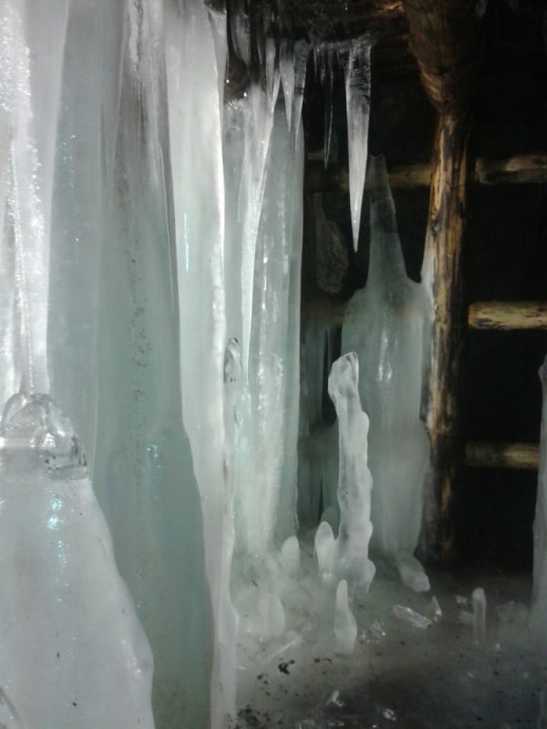 Wszędzie cieplej, ale nie w Osówce. W podziemnym mieście powstały ogromne sople lodu - fot. Barbara Szeligowska