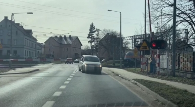 Bolesławiec: Piesi i kierowcy za nic mieli opuszczony szlaban kolejowy [ZOBACZ]