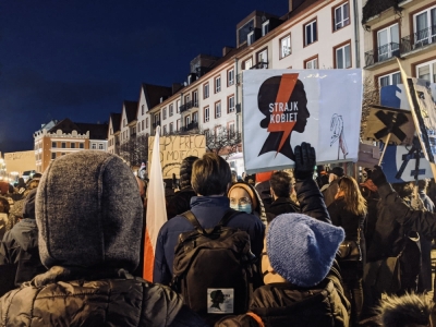 Strajk Kobiet we Wrocławiu: Gaz łzawiący i zatrzymania przez policję