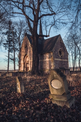 Ukryta na wzgórzu neogotycka kaplica i kostnica [FOTOSPACER] - 10