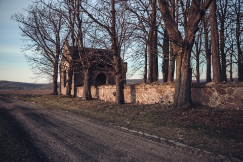 Ukryta na wzgórzu neogotycka kaplica i kostnica [FOTOSPACER] - 17