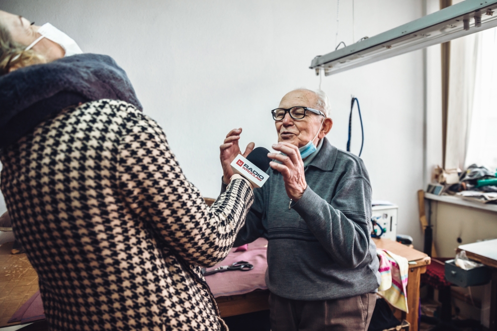 Krawiec, którego pokochał internet. Zobacz jak pracuje 92-latek z Wrocławia - fot. Patrycja Dzwonkowska