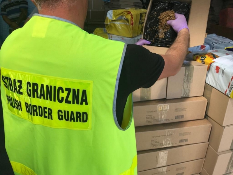 Funkcjonariusze z Jeleniej Góry rozbili grupę przestępczą rozprowadzającą tytoń - fot. SG