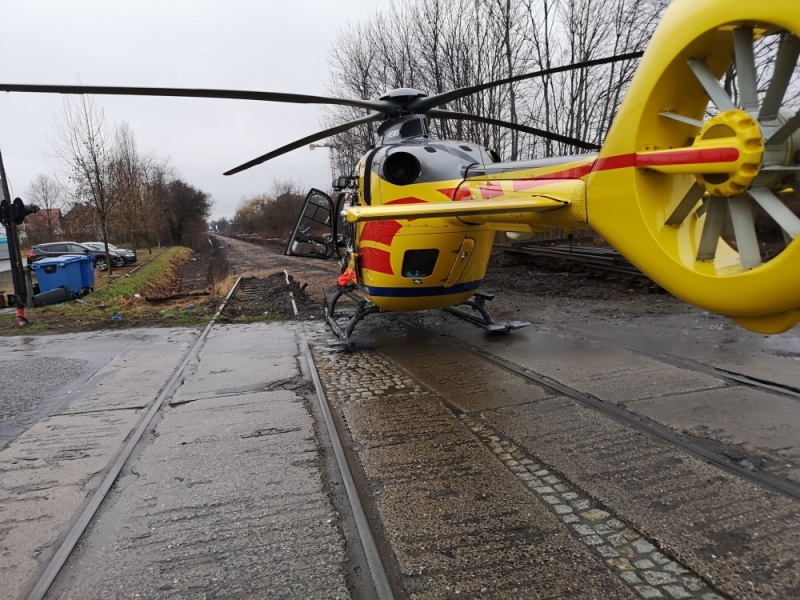 Auto uderzyło w drzewo na Ołtaszyńskiej. Lądował helikopter LPR - fot. Krzysztof Majewski