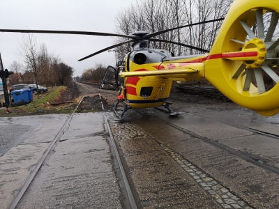Auto uderzyło w drzewo na Ołtaszyńskiej. Lądował helikopter LPR