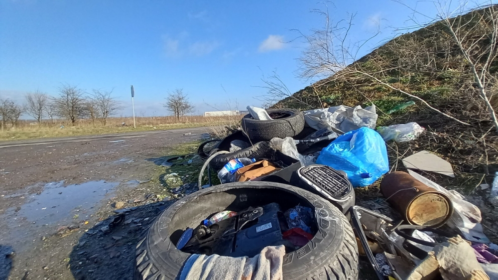 „Nie nadążamy ze sprzątaniem”. Mieszkańcy Miłkowic mają dosyć śmieci przy drodze - fot. Andrzej Andrzejewski
