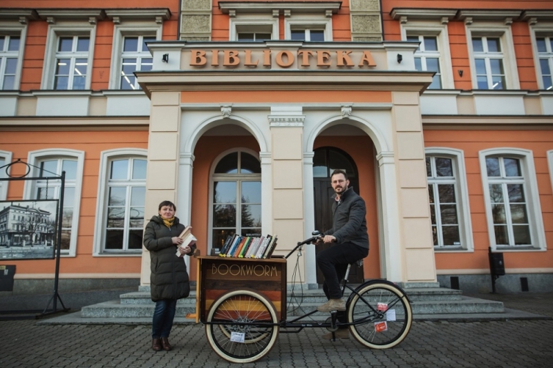 Książki... z dostawą do domu rowerem. Zamów i Ty - (fot. Oleśnicka Biblioteka Publiczna)
