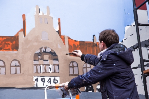 Grzywa Mickiewicza, ratusz i dawny budynek szkoły. W III LO powstaje "oddychający" mural - 1