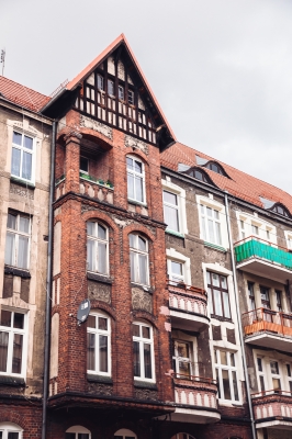 Po lewej stronie cegiełka, prawej stronie płyta. Kontrastowa ul. Siemieńskiego [FOTOSPACER] - 12