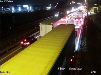 Nadal długi korek na autostradzie po wypadku czterech samochod&oacute;w [AKTUALIZACJA]