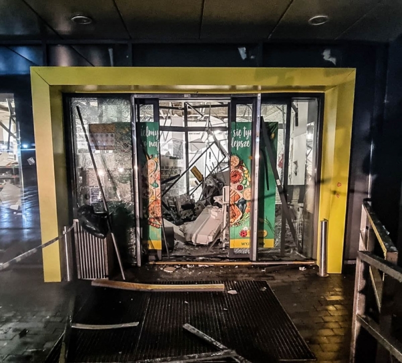Nieznani sprawcy wysadzili bankomat w Jaworze [FOTO] - fot. Jawor 998