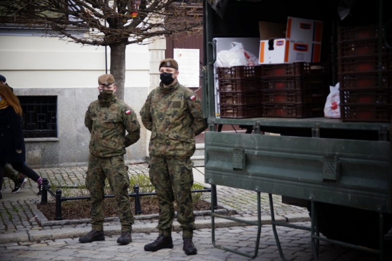Wrocław: 700 paczek z żywnością trafiło w Wielką Sobotę do najbardziej potrzebujących - autor zdjęć: Caritas Wrocław