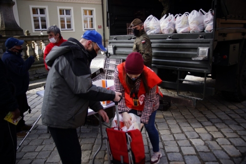 Wrocław: 700 paczek z żywnością trafiło w Wielką Sobotę do najbardziej potrzebujących - 1