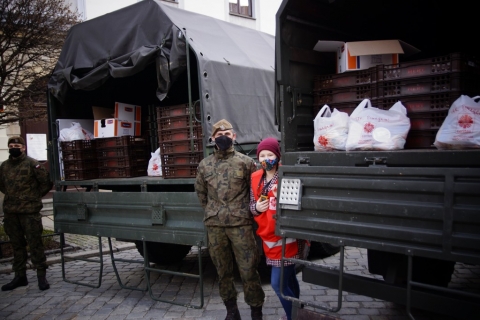 Wrocław: 700 paczek z żywnością trafiło w Wielką Sobotę do najbardziej potrzebujących - 13
