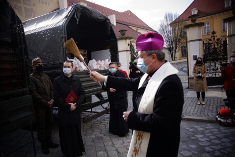 Wrocław: 700 paczek z żywnością trafiło w Wielką Sobotę do najbardziej potrzebujących - 3