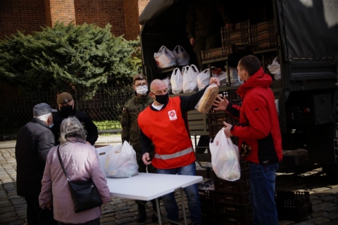 Wrocław: 700 paczek z żywnością trafiło w Wielką Sobotę do najbardziej potrzebujących - 2