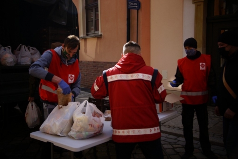 Wrocław: 700 paczek z żywnością trafiło w Wielką Sobotę do najbardziej potrzebujących - 5