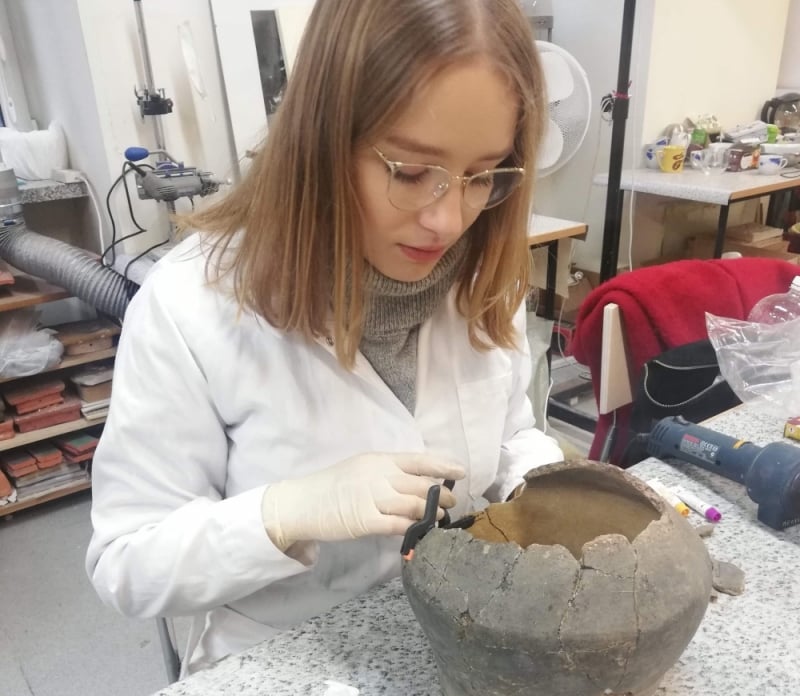 Studenci restaurują ceramikę ze zbiorów legnickiego Muzeum Miedzi - fot. Maria Pawłowicz
