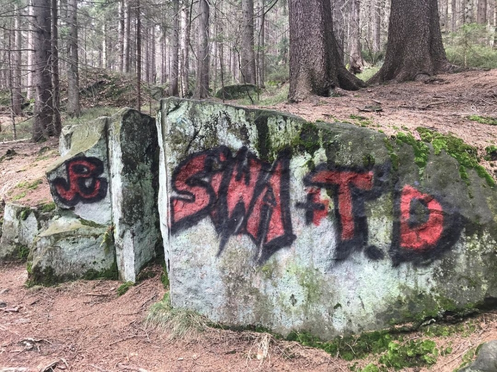 Pomalowali głaz sprayami. Kolejny akt wandalizmu w Parku Narodowym Gór Stołowych - fot. Park Narodowy Gór Stołowych