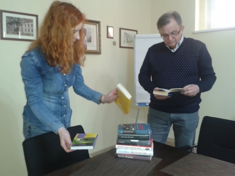 Studenci zbierają książki dla zakładu w Czarnym Borze - fot. Barbara Szeligowska