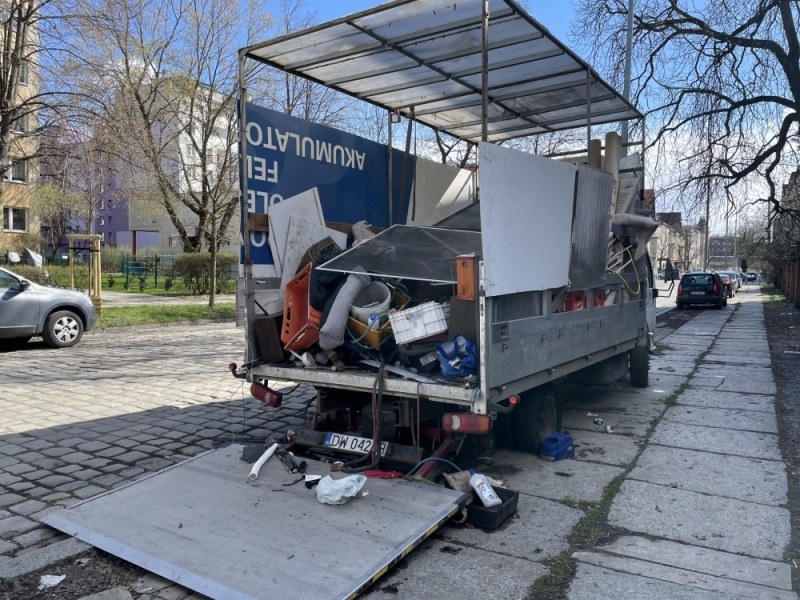 Wrak, który zmienił się w śmietnik. Mieszkańcy Kleczkowa nie wiedzą, jak się go pozbyć - fot. Ida Górska