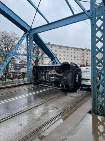 Wywrócony samochód blokuje Most Sikorskiego we Wrocławiu