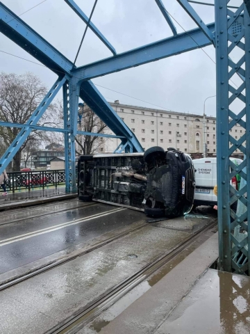 Wywr&oacute;cony samoch&oacute;d blokuje Most Sikorskiego we Wrocławiu