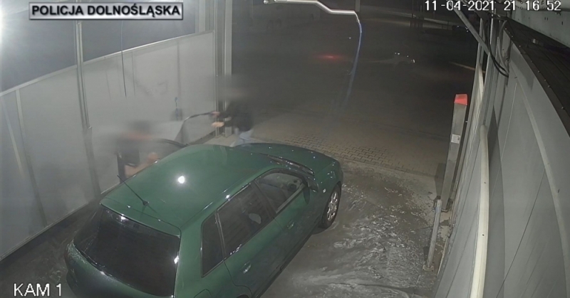 Chcieli ukraść auto, które myła właścicielka. Kobieta poradziła sobie ze złodziejami [FILM] - fot. Policja