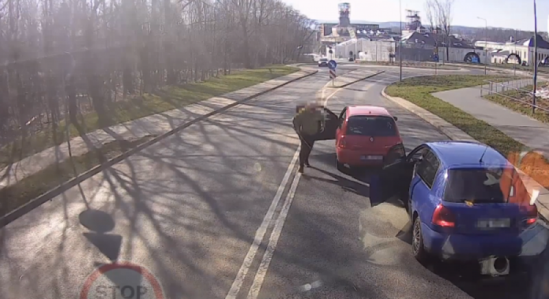 Agresywny kierowca, który rozbił szybę w innym aucie, zatrzymany - fot. Stop Cham