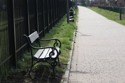 Ławkowy pat w Lubinie. Seniorzy chcą by były wyższe, mamy z dziećmi odwrotnie
