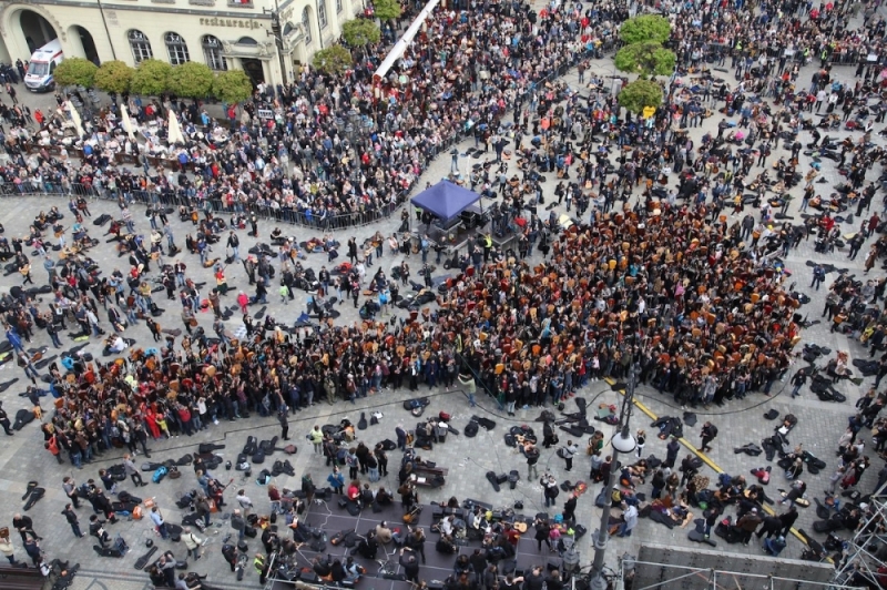 Krasnale z gitarami. Mają ćwiczyć "Hey Joe" - fot. archiwum Gitarowego Rekordu Guinnessa