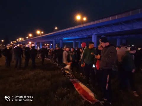 Kibice przed Stadionem Wrocław. W stronę policjantów poleciały race [AKTUALIZACJA] - 0