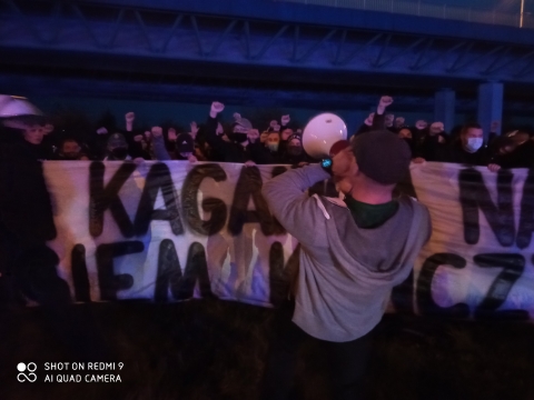 Kibice przed Stadionem Wrocław. W stronę policjantów poleciały race [AKTUALIZACJA] - 1
