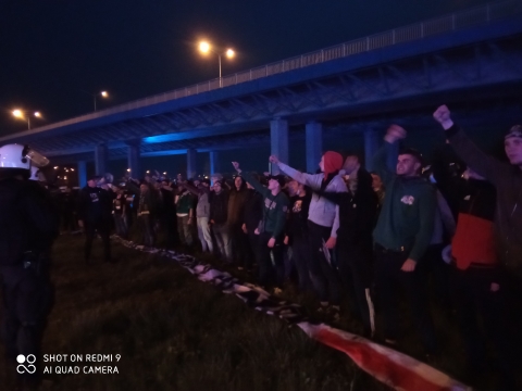 Kibice przed Stadionem Wrocław. W stronę policjantów poleciały race [AKTUALIZACJA] - 3