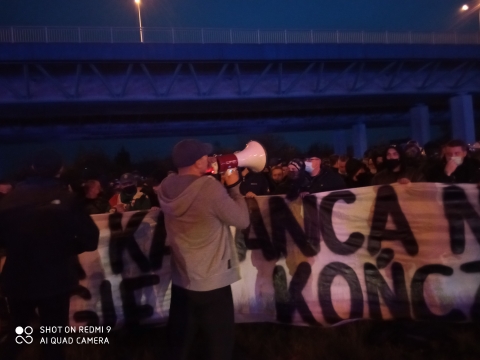 Kibice przed Stadionem Wrocław. W stronę policjantów poleciały race [AKTUALIZACJA] - 2